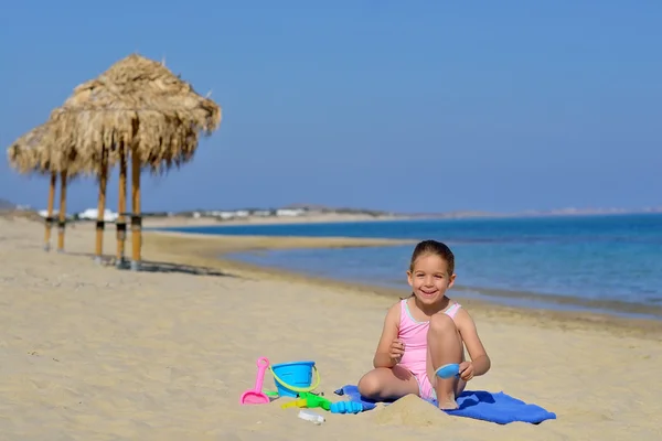 Entzückendes Kleinkind Mädchen spielt mit ihrem Spielzeug am Strand — Stockfoto