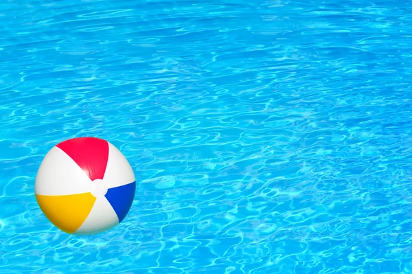 Opblaasbare bal in zwembad — Stockfoto