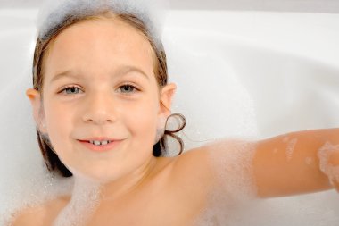 Küvet içinde gerçek yürümeye başlayan çocuk kız