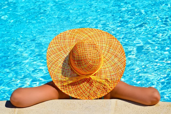 Real beleza feminina desfrutando de suas férias de verão — Fotografia de Stock