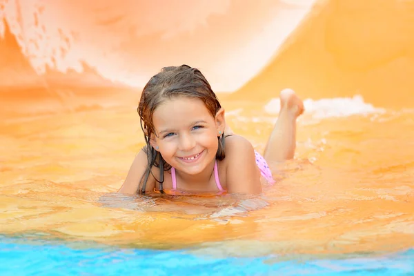 Çok güzel bebek kız su kaydırağı aquapark, açık — Stok fotoğraf