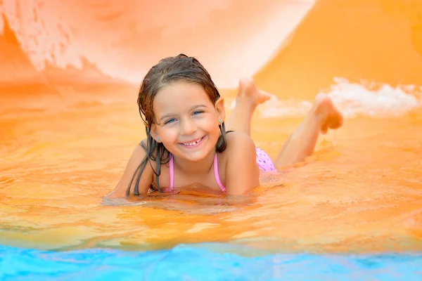 Schattig peuter meisje op Wasser Rutsche op aquapark — Stockfoto