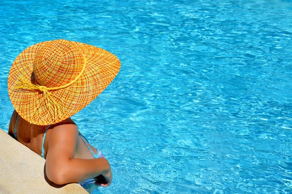 Real beleza feminina desfrutando de suas férias de verão — Fotografia de Stock