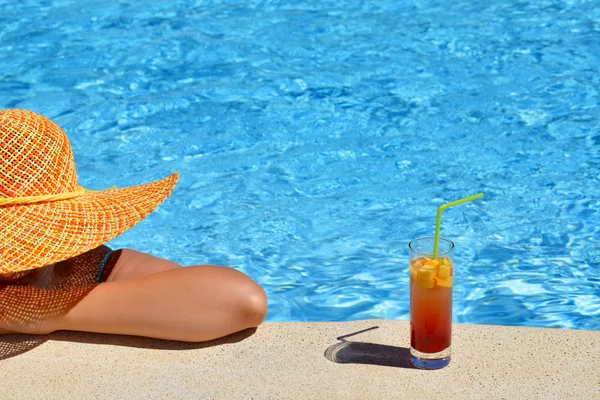 Real belleza femenina disfrutando de sus vacaciones de verano — Foto de Stock