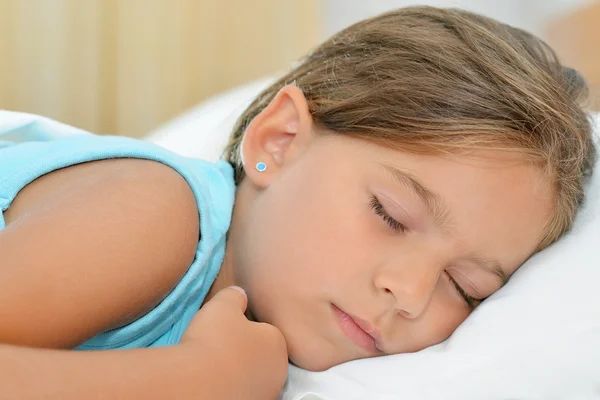 Süße Träume, schlafendes Mädchen — Stockfoto