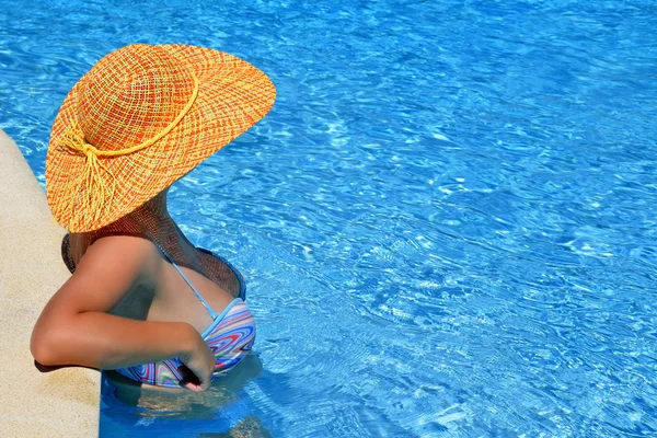 Real beleza feminina desfrutando de suas férias de verão — Fotografia de Stock