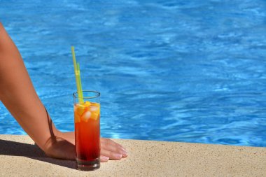 Kadın güzelliğinin onu yaz tatil keyfi