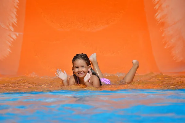 Menina criança real desfrutando de suas férias de verão — Fotografia de Stock