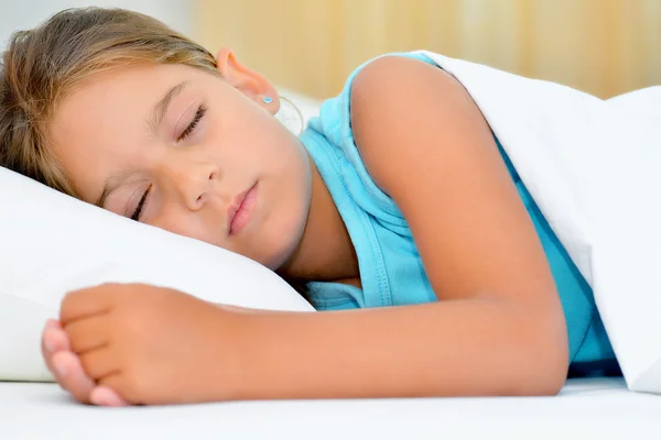 Сладких снов, девушка спит — стоковое фото