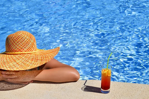 Beleza feminina desfrutando de suas férias de verão — Fotografia de Stock