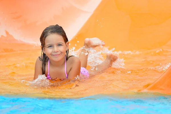 Menina criança real desfrutando de suas férias de verão — Fotografia de Stock