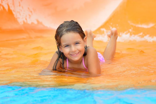 Niña real disfrutando de sus vacaciones de verano — Foto de Stock