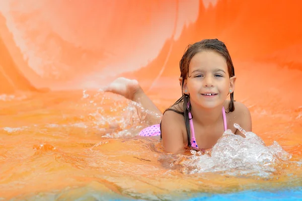 Niña real disfrutando de sus vacaciones de verano — Foto de Stock