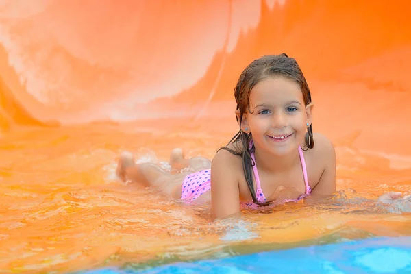 Echte peuter meisje genieten van haar zomervakantie — Stockfoto