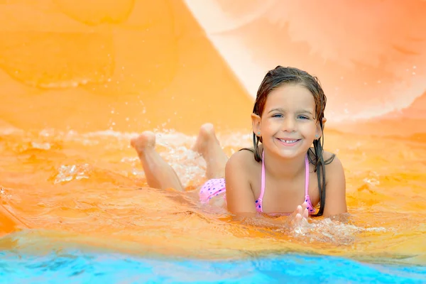 Imádnivaló baba lány: aquapark vízi csúszda — Stock Fotó