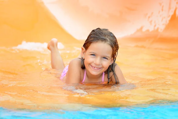 Schattig peuter meisje op Wasser Rutsche op aquapark — Stockfoto