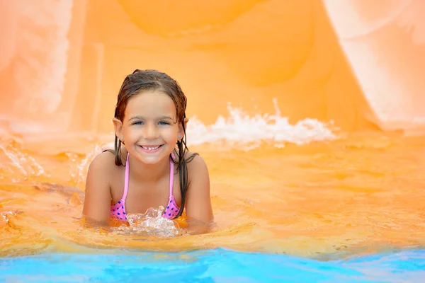 Schattig peuter meisje op Wasser Rutsche op aquapark — Stockfoto