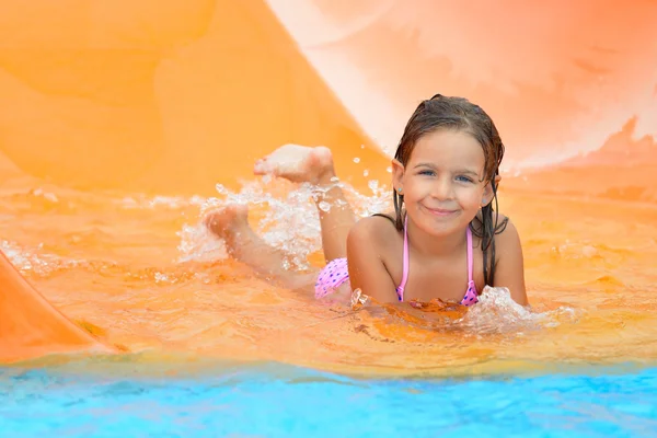 Niña real disfrutando de sus vacaciones de verano — Foto de Stock