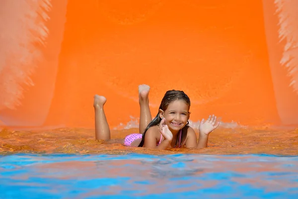 Schattig peuter meisje op Wasser Rutsche op aquapark — Stockfoto