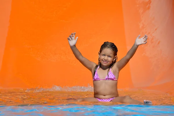 Adorable niña en tobogán acuático en aquapark — Foto de Stock