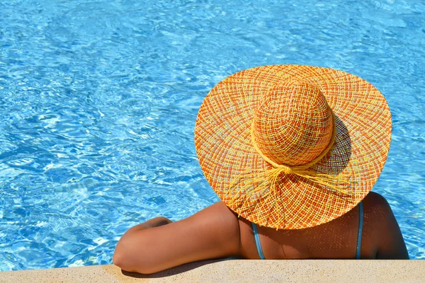 Real beleza feminina desfrutando de suas férias de verão — Fotografia de Stock