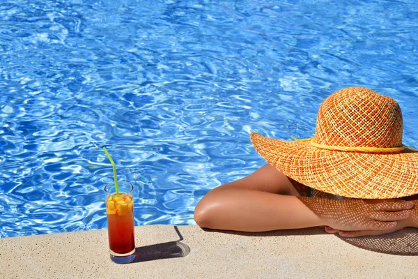 Beleza feminina desfrutando de suas férias de verão — Fotografia de Stock