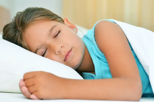 Süße Träume, schlafendes Mädchen — Stockfoto