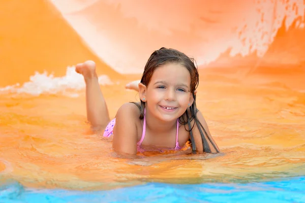 사랑 스러운 유아 소녀 aquapark에서 워터 슬라이드에 — 스톡 사진