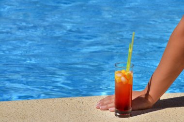 Kadın güzelliğinin onu yaz tatil keyfi