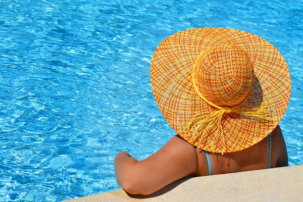 Real beleza feminina desfrutando de suas férias de verão — Fotografia de Stock