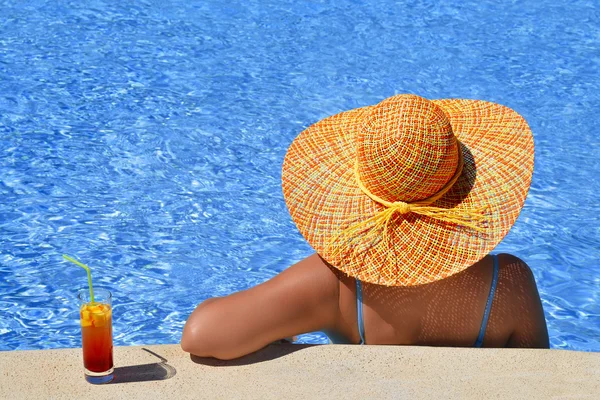 Belleza femenina disfrutando de sus vacaciones de verano — Foto de Stock