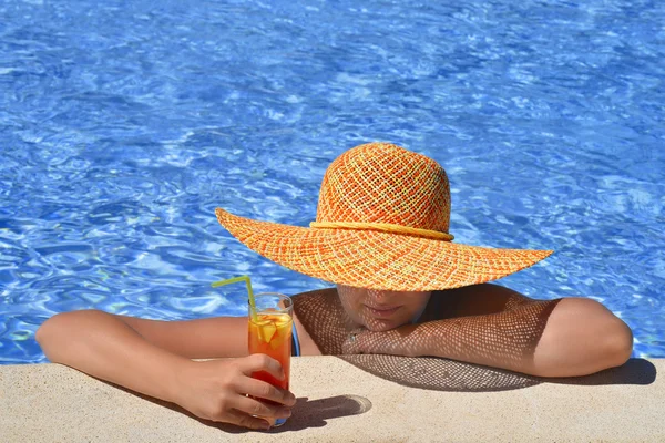 Belleza femenina disfrutando de sus vacaciones de verano — Foto de Stock