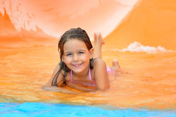 Niña real disfrutando de sus vacaciones de verano — Foto de Stock