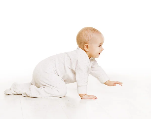 Criança rastejando em Onesie bebê branco, Criança ativa rastejando, Branco — Fotografia de Stock