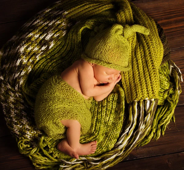 Bebê recém-nascido dormir lã verde, dormindo criança recém-nascido — Fotografia de Stock