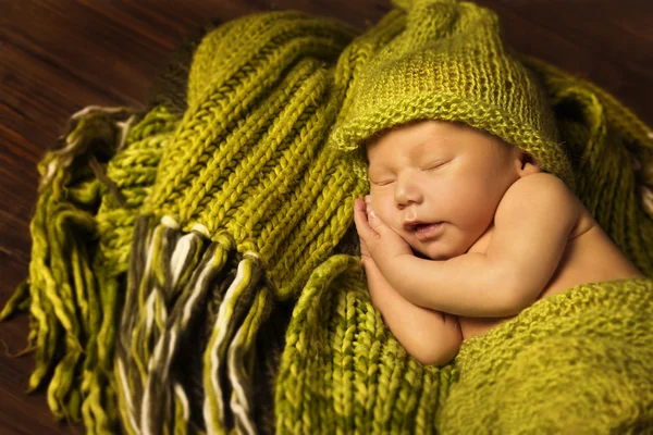 Newborn Baby Sleeping, New Born Kid Sleep in Green Woolen — Stock Photo, Image