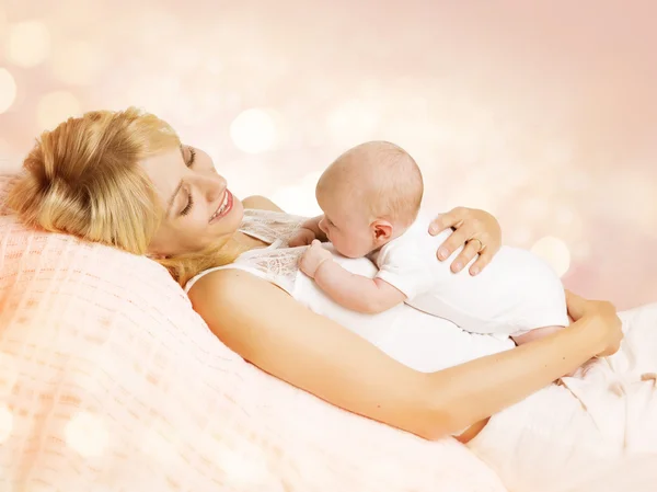 Yeni doğan bebek, mutlu kadın Holding yeni doğan çocuk anne — Stok fotoğraf