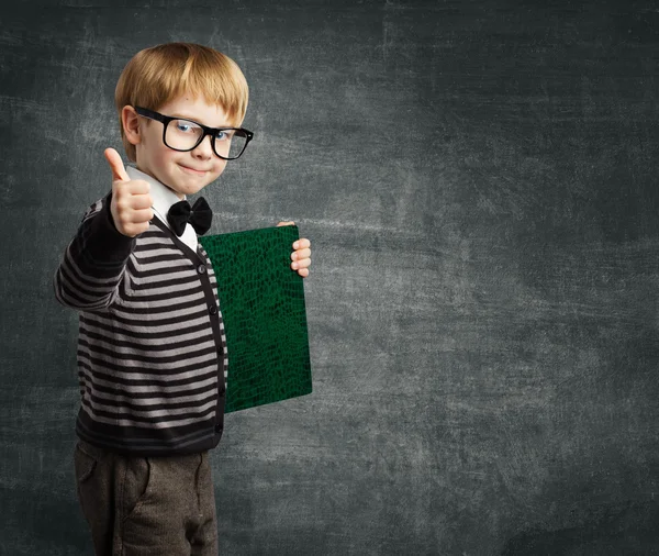 Niño de la escuela en gafas pulgares hacia arriba, Niño libro de retención, Educación — Foto de Stock