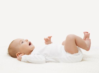 Arka kapağı transparan, mutlu Toddler elbise üzerinde uzanmış beyaz Onesie bebek