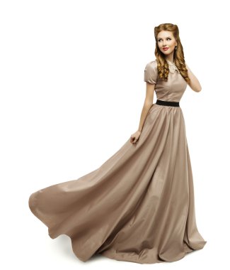 Kadın kahverengi elbise, moda Model dönüm, beyaz uzun elbise