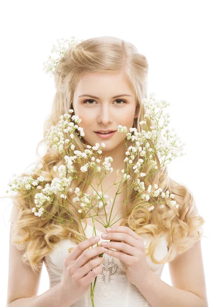 Πρόσωπο γυναίκας και λουλούδια πάνω από το λευκό, κορίτσι μακιγιάζ πορτρέτο, καλλυντικά — Φωτογραφία Αρχείου