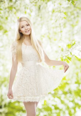 Beyaz elbiseli, işlemeli dantel poz kız moda Model