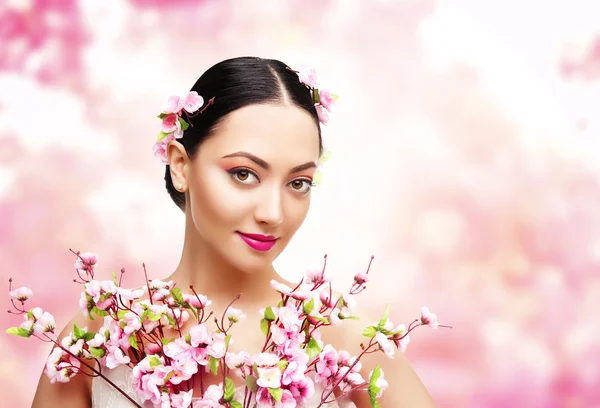 Mulher Beleza com Flores Cor-de-Rosa, Menina Modelo de Moda Asiática — Fotografia de Stock