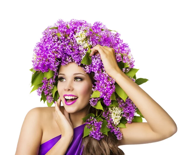 Modelo de moda y flores de lila, hermosa mujer con corona de arte — Foto de Stock