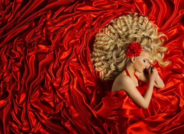 Μαλλιά στυλ, γυναίκα σγουρά χτένισμα, μόδα μοντέλο μπούκλα μαλλιά, κόκκινο — Φωτογραφία Αρχείου