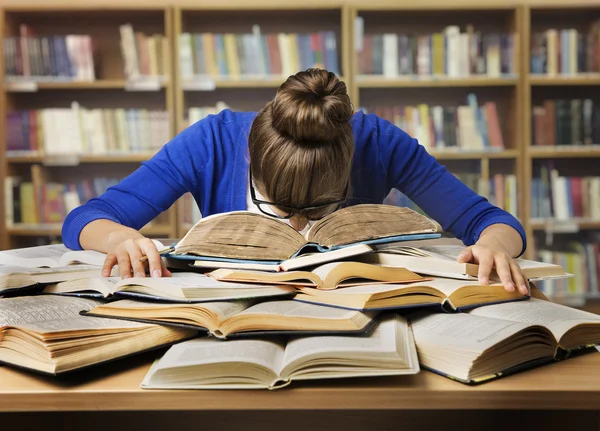 Estudiante que estudia durmiendo en libros, chica cansada leer libro de la biblioteca —  Fotos de Stock