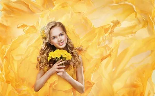 Ramillete de flores de niña, Cara de belleza de moda modelo, diente de león amarillo —  Fotos de Stock