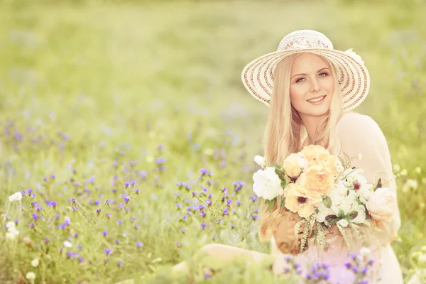 Γυναίκα με καπέλο με λουλούδια μπουκέτο, μόδα μοντέλο, καλοκαίρι πεδίο — Φωτογραφία Αρχείου