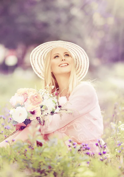 花束の花、夏の公園でファッションモデルの女性の帽子 — ストック写真