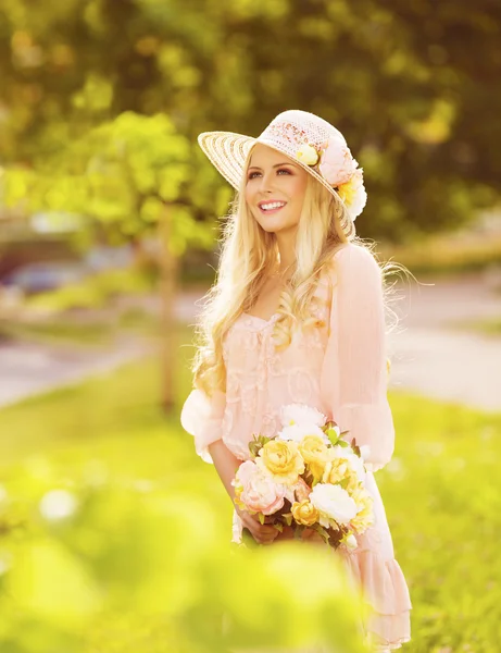 Frau im Freien Modeporträt, junge Dame im Sommerhutkleid — Stockfoto